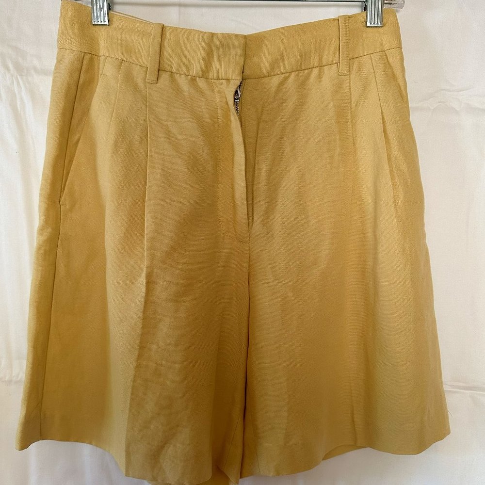 Aritzia Effortless shorts 7'' - Size 4